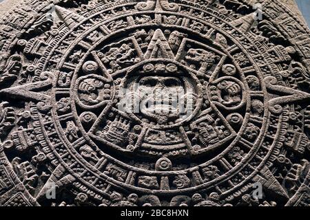 Messico, Città del Messico, la pietra del sole azteca (in spagnolo: Piedra del Sol) è una scultura messica tardo post-classica ospitata nel Museo Nazionale di Antropologia Foto Stock