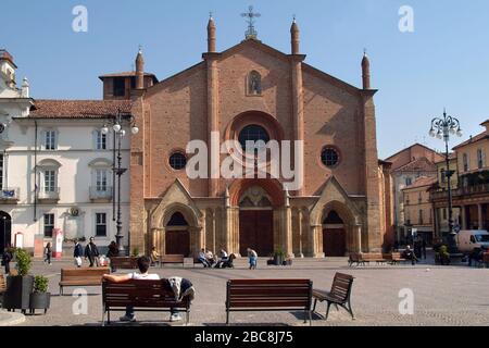 Asti, Piemonte,/Italia -03/15/2007- Piazza San secondo con la chiesa di San secondo Foto Stock