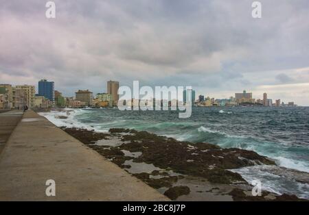 Lo skyline dell'Avana e le onde lungo il Malecón a l'Avana, Cuba Foto Stock