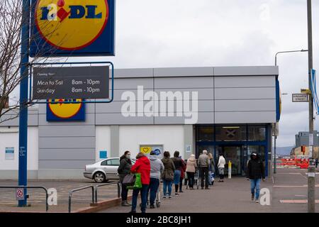 Glasgow, Scozia, Regno Unito. 3 aprile 2020. Immagini dal lato sud di Glasgow alla fine della seconda settimana di Coronavirus lockdown. Lunga coda fuori dal supermercato Lidl a Govanhill. Iain Masterton/Alamy Live News Foto Stock