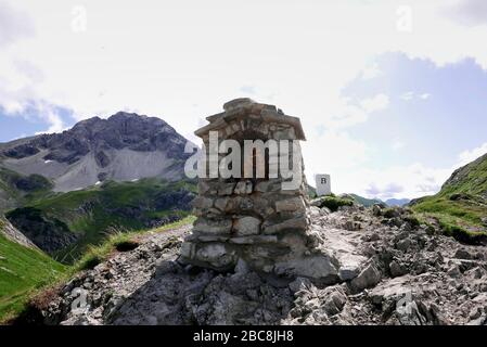 Sentiero escursionistico a lunga percorrenza E5 da Oberstdorf a Merano: Escursionista sulla montagna Mädelejoch (1973 m), Alpi Allgäu, valico di frontiera Germania-Austria, Foto Stock