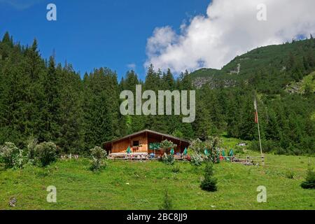 Sentiero escursionistico a lunga distanza E5 da Oberstdorf a Merano: Cottage Roßgumpenalm nella valle di Höhenbach vicino Holzgau, Lechtal, Tirolo, Austria Foto Stock