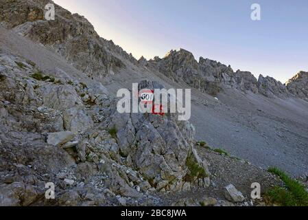 Sentiero escursionistico a lunga distanza E5 da Oberstdorf a Merano: Salita dal Memminger Hütte alla montagna Seescharte (2599 m), Alpi Lechtal, Tirolo, Aust Foto Stock