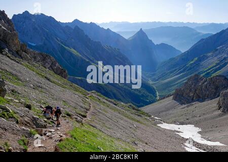 Sentiero escursionistico a lunga distanza E5 da Oberstdorf a Merano: Vista dalla montagna Seescharte nella valle Lochbachtal e il lago Zammer con il mou Foto Stock