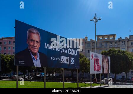 Manifesti dei partiti politici per il 6 ottobre 2019, elezioni con slogan di partito 'è necessario andare avanti. Più forte con CDU." e "Rendi tutto ciò che accade". Foto Stock