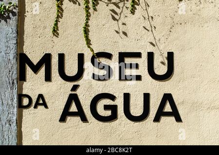 Lettere nere che formano il nome del Museo dell'acqua vicino all'ingresso dell'Acquedotto di Águas Livres. Foto Stock