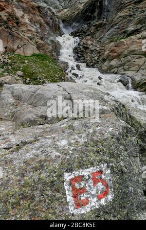 Sentiero escursionistico a lunga distanza E5 da Oberstdorf a Merano: Salita da Mittelberg nel Pitztal a Braunschweiger Hütte, Tirolo, Austria Foto Stock