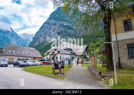 Bovec, Slovenia - 11 agosto 2019: Escursionisti nella piccola città di Bovec nelle Alpi Giulie. Luogo popolare per sport estremi e attività ricreative in Slovenia Foto Stock