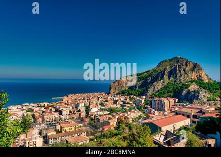 Cefalu vista panoramica della città dall'alto Foto Stock