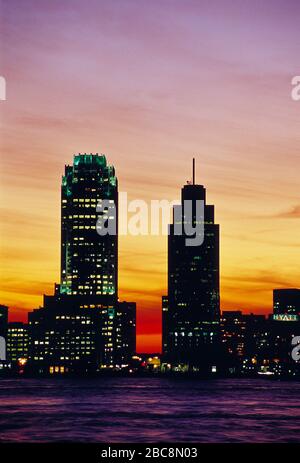 STATI UNITI. New Jersey. Jersey City torri al tramonto. Foto Stock