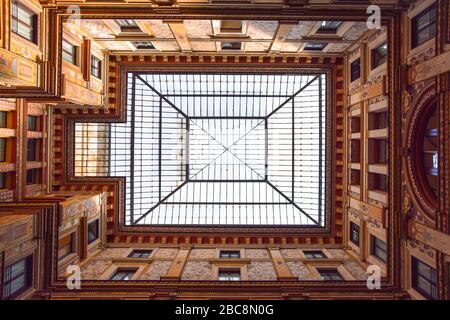 Vista panoramica di un cortile interno a Roma (direttamente sotto) Foto Stock