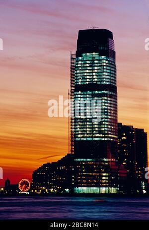 STATI UNITI. New Jersey. Jersey City. Goldman Sachs Tower al tramonto. Foto Stock
