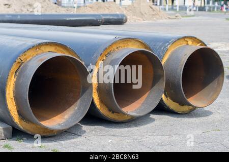 Posa di tubi di grande diametro per sostituire la rete di riscaldamento Foto Stock