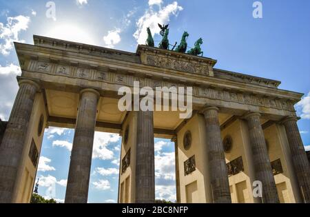 Porta di Brandeburgo in una giornata di sole vista da piazza Parigi, nel quartiere Mitte, Berlino, Germania Foto Stock