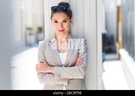Attraente giovane donna d'affari all'aperto Foto Stock