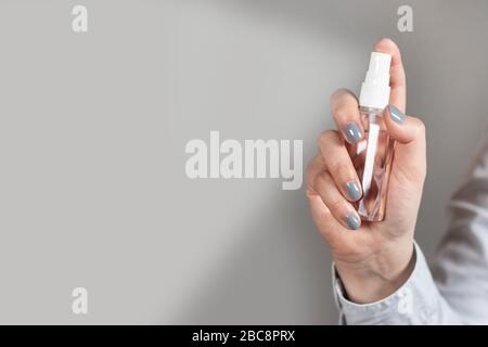Le persone possono tenere una bottiglia di plastica con un disinfettante spray e spruzzare liquido nell'aria. Coronavirus pandemico, covid 19. Foto Stock
