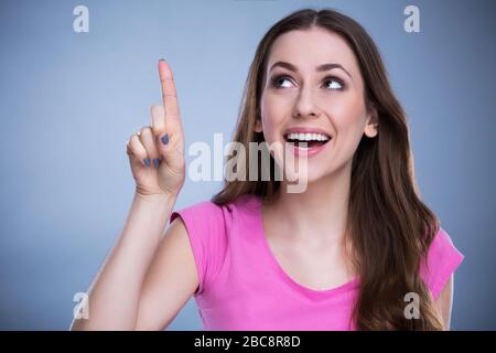 Giovane donna che guarda verso l'alto Foto Stock
