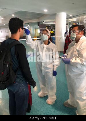 Studenti di medicina che valutano i passeggeri in arrivo per i segni di COVID-19, coronavirus all'Aeroporto Internazionale di San Juan 21 marzo 2020 a San Juan, Porto Rico. Foto Stock