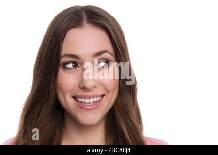 Giovane donna che guarda verso l'alto Foto Stock