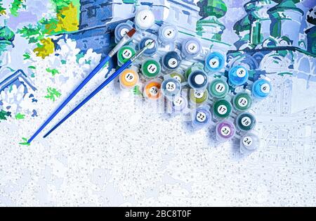 Pittura per numeri. Imposta per dipingere l'immagine, include una tela, vernici di colori diversi, pennelli. Vista dall'alto. Foto Stock