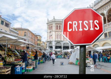 Segno di crisi con il mercato alimentare, bazar in Italia sfondo sfocato. Minaccia di un crollo finanziario in Italia a causa del coronavirus. Crisi economica globale Foto Stock