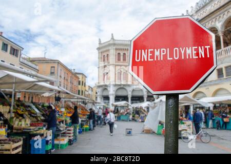 Segno di disoccupazione con il mercato alimentare, bazar in Italia sfondo sfocato. Minaccia di un crollo finanziario in Italia a causa del coronavirus. Crisi economica globale Foto Stock