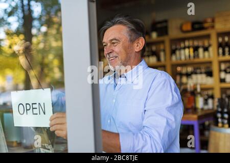 Uomo che lavora nel negozio del vino Foto Stock