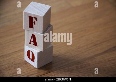 FAQ Abbreviazione fatta di cubi di legno su un tavolo da ufficio. Concetto di business Foto Stock