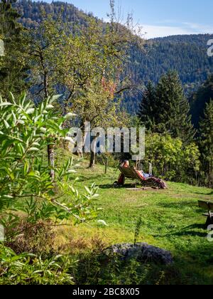 Escursioni sulla seconda valle, riposatevi nella radura forestale presso l'ex Brunehof Foto Stock