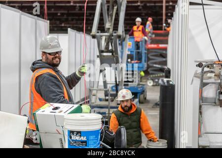 Detroit, Michigan, Stati Uniti. 2nd Apr, 2020. I lavoratori costruiscono un ospedale sul campo di emergenza presso il centro congressi TCF. L'ospedale di 1.000 posti letto si occuperà dei pazienti di Covid-19. Credito: Jim West/Alamy Live News Foto Stock