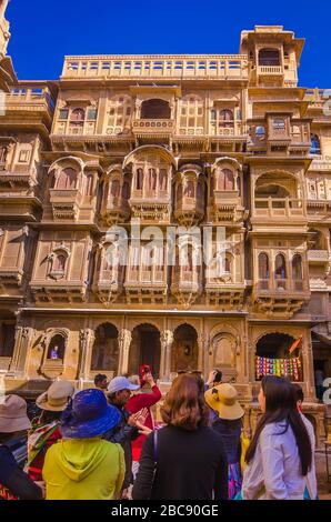 JAISALMER, INDIA – 30 NOVEMBRE 2019: Visitatori al Patwon ki Haveli, è il più grande Haveli di Jaisalmer, Rajasthan, costruito nel 1805. Foto Stock