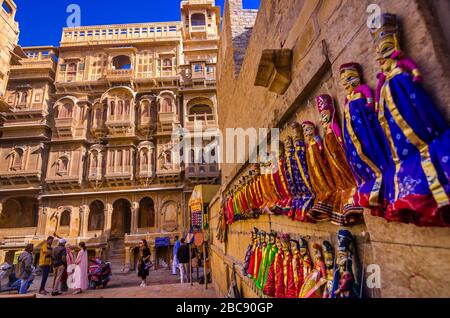 JAISALMER, INDIA – 30 NOVEMBRE 2019: Visitatori al Patwon ki Haveli, è il più grande Haveli di Jaisalmer, Rajasthan, costruito nel 1805. Foto Stock