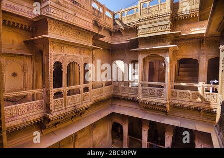 JAISALMER, INDIA – 30 NOVEMBRE 2019: Interno del Patwon ki Haveli, è il più grande Haveli di Jaisalmer, Rajasthan, costruito nel 1805. Foto Stock
