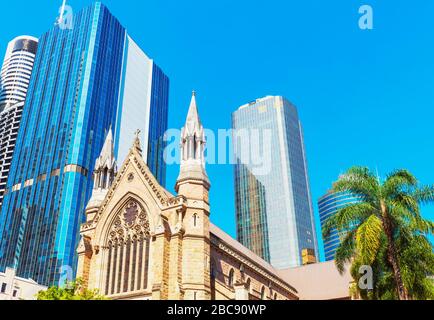 La Cattedrale di Santo Stefano è sordata da grattacieli di vetro, Brisbane, Queensland, Australia, Australasia Foto Stock