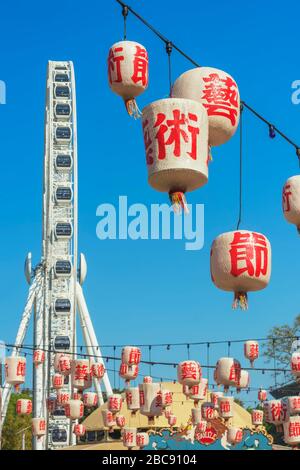 Lanterne cinesi appese contro la ruota panoramica, Brisbane, Queensland, Australia, Australasia Foto Stock