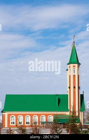 RUSSIA, BASHKORTOSTAN, DISTRETTO DI KUGARCHINSKY, MRACOVO - 18 MARZO 2020. L'edificio della moschea. Vista laterale. Si può vedere il minareto con una c d'oro Foto Stock