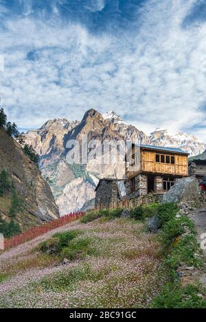 Casa in Nepal sul circuito di Manaslu con vista sul Ganesh Himal (7422 m) Foto Stock