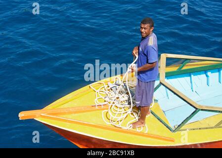 Barca con navetta locale per l'ormeggio di Yasawa Flyer, il gruppo dell'isola di Yasawa, le Fiji, le isole del Pacifico del Sud, il Pacifico Foto Stock