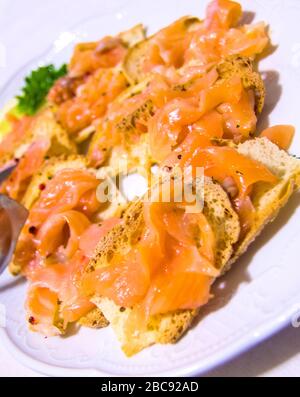 crostini tostati con burro, salmone ed erbe aromatiche per il vostro buffet o antipasto Foto Stock