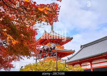 Tempio arancione durante l'autunno a Kyoto Foto Stock