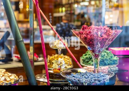 Dolci colorati in vetrina vicino a Piazza San Carlo, Torino, Piemonte, Italia, Europa Foto Stock