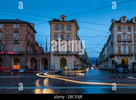 Veduta dell'architettura e dei semafori in Piazza Castello al tramonto, Torino, Piemonte, Italia, Europa Foto Stock