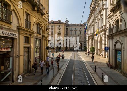 Vista panoramica su strada vicino al Duomo, Torino, Piemonte, Italia, Europa Foto Stock