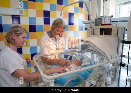 Medico e infermiere durante un esame, unità di cura intensiva per neonati, Karlovy Vary, Repubblica Ceca Foto Stock