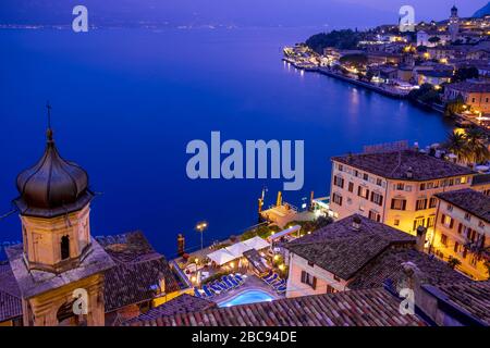 Il lago di Garda. Vista sulla città e sul porto di Limone sul Garda Lago di Garda, laghi italiani, Lombardia, Italia Foto Stock