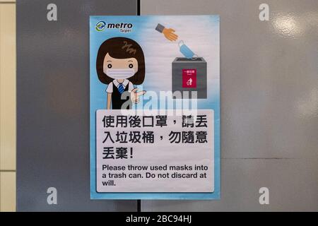 Vista di un Poster che dice 'Please throw usato maschere in un cestino 'in una stazione della metropolitana tra Coronavirus Ways.Taiwan ha avuto un aumento di COVID-19 casi negli ultimi giorni, portando il numero totale a 348. Il governo ha rilasciato nuove regole di allontanamento sociale e reso obbligatorio l'uso di maschere sui trasporti pubblici. Foto Stock