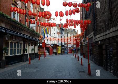 Una vista di una strada deserta a Chinatown durante la crisi di coronavirus.Streets sono quasi vuoti a Londra durante la seconda settimana del blocco del Regno Unito. La gente werr ha ordinato di rimanere a casa in mezzo al focolaio di coronavirus. Foto Stock