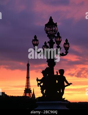 Lampada da strada sul ponte Alexandre III e la Torre Eiffel al tramonto. Parigi, Francia Foto Stock
