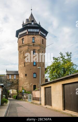 Torre dell'Aia o Torre Rossa a Oberwesel la città delle torri sul Medio Reno, servita come porta della città e faceva parte delle mura della città, parte della Unes Foto Stock