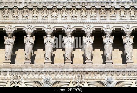 Statue sulla facciata della Basilica di Notre Dame de Fourviere. Lione, Francia Foto Stock